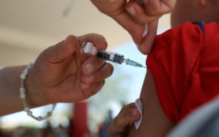 Autoridades refuerzan campaña de vacunación por brotes de sarampión en el extranjero