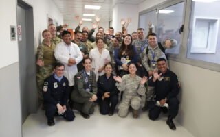 Ejercicio Salitre 2026 lleva un momento de alegría a niños hospitalizados en Antofagasta